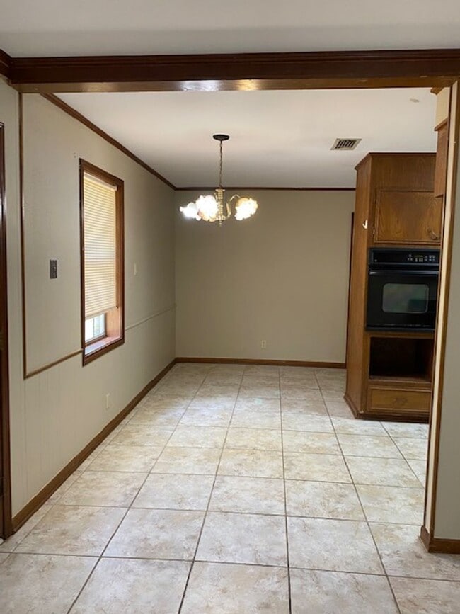 Building Photo - Spacious 3 bed 2 bath home in Town and Country Subdivision