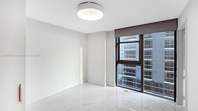 Building Photo - 700 NE 24th St