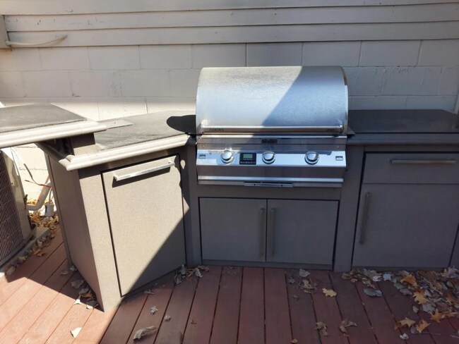 Building Photo - 2504 Sheffield Cir N