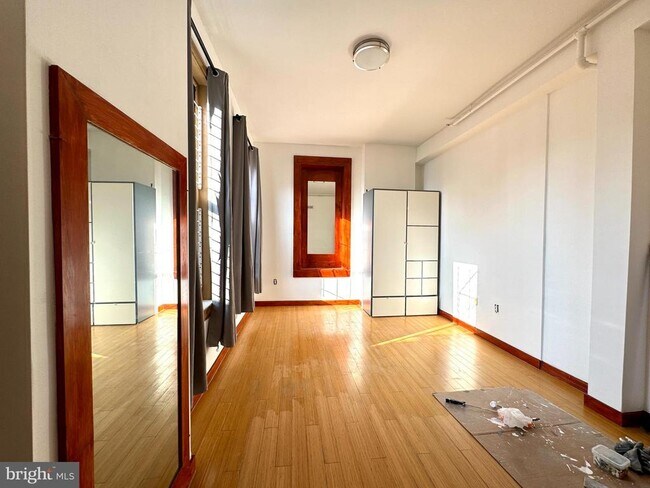 Building Photo - 1301 Vine St