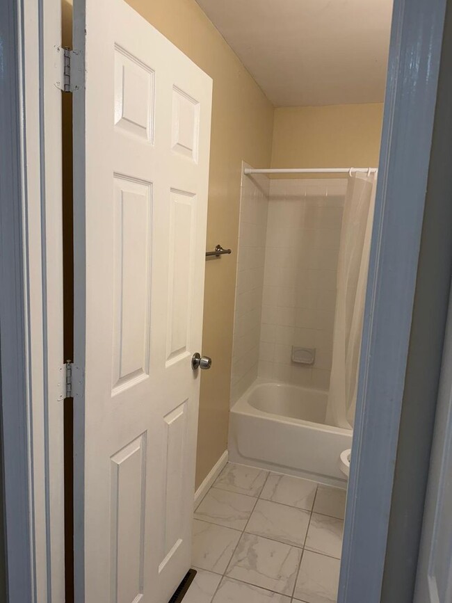 Building Photo - Recently Renovated 2 Bed 1 Bath Ready To M...