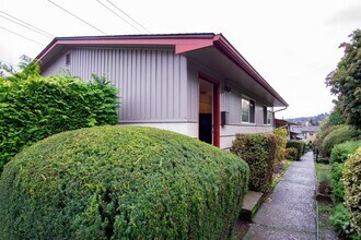 Building Photo - John's Landing Corner 2-Bedroom w/ Hardwoo...