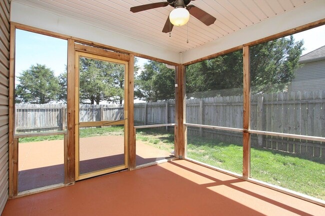 Building Photo - Charming 3 Bedroom/2 Bath in Mill Creek Manor with Spacious Garage