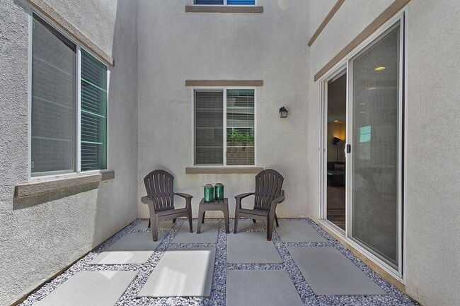 Building Photo - Lux Townhome 4 Bed 3 Bath 2 Car Garage in Spanish Walk