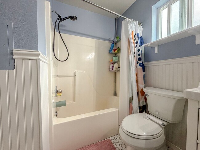 Building Photo - 2 bed/2.5 bath Townhome with Bonus Loft Space in North Seattle, $2,800/mo.