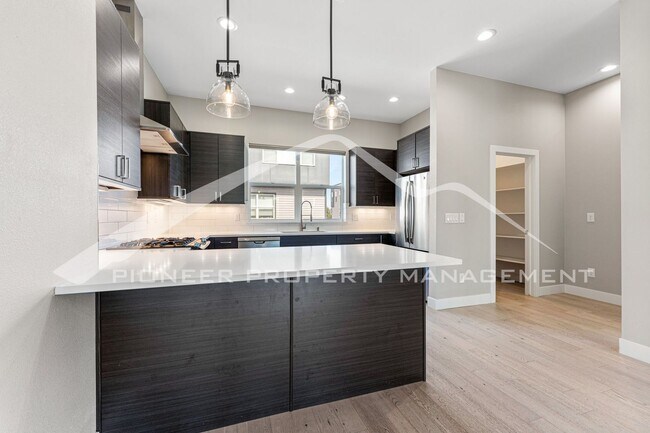 Building Photo - Fantastic Townhome with Central AC and 2 Car Garage!