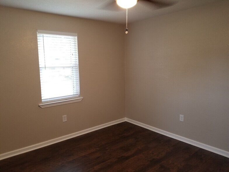 Building Photo - 413 Pine St