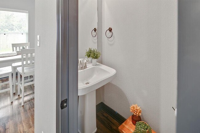 Building Photo - 1451 Associates Ave