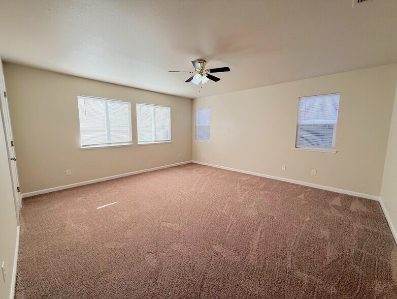 Building Photo - 1330 Riverside Ct