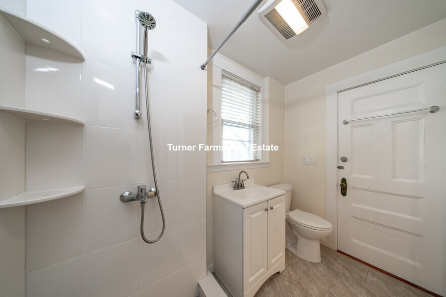 Building Photo - 124 Forest St