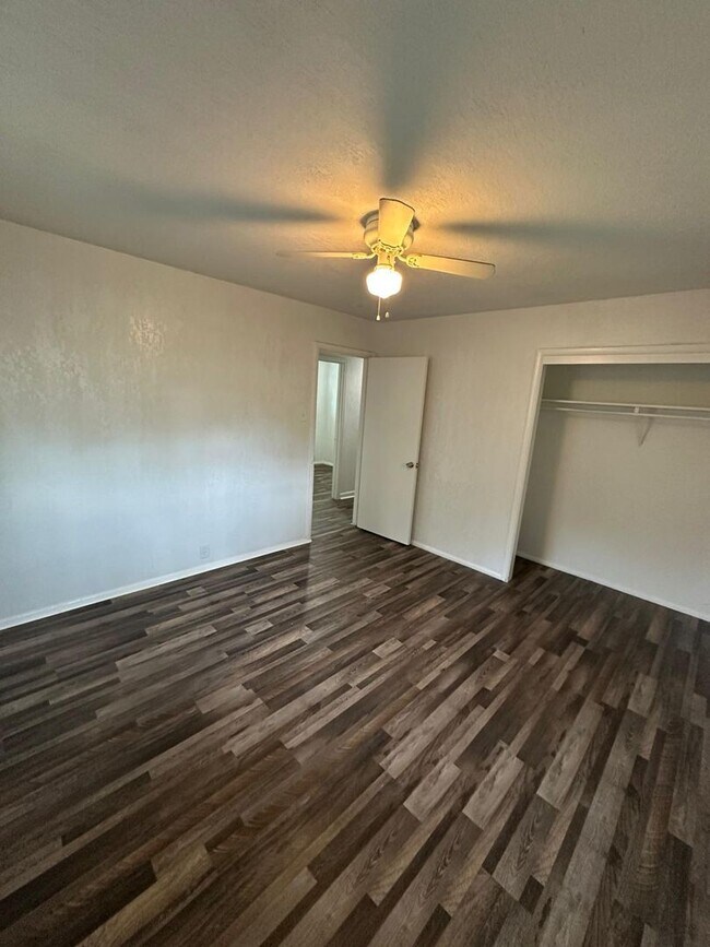 Building Photo - 4 bedroom 1 bathroom