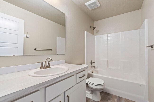 Building Photo - Available Now! 4b/2b Meridian Home