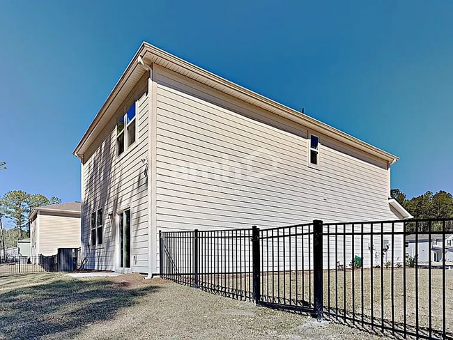 Building Photo - 311 W Cartess