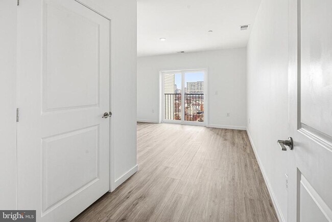 Building Photo - 915 N Broad St