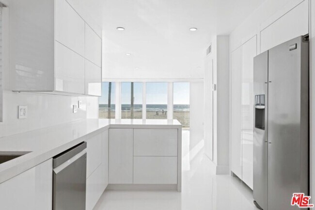 Building Photo - 2419 Ocean Front Walk