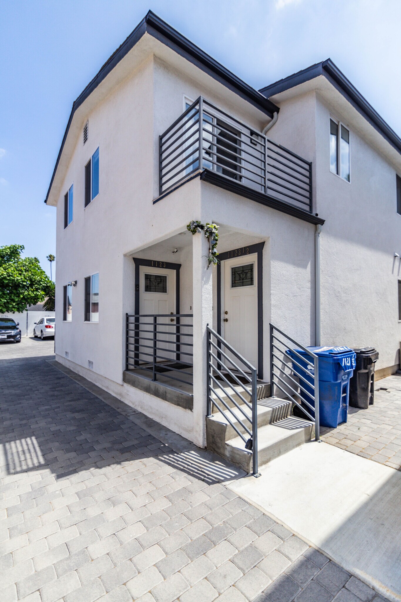 Building Photo - 1121 W 39th Pl