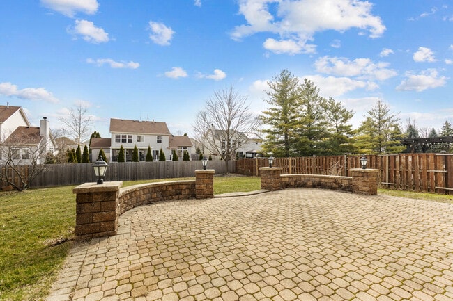 Building Photo - 2052 Gardner Cir E