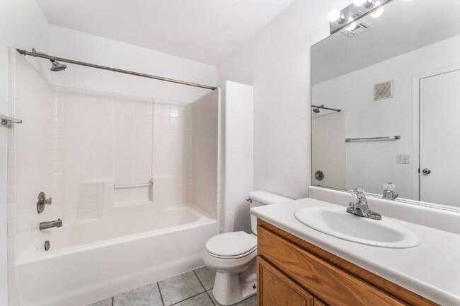 Building Photo - Move in now to this beautiful 2 story 3 bed 2.5 bath townhome near the Lakes area!