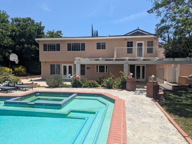 Building Photo - Beautiful and Spacious 4 Bed, 3 Bath Home ...