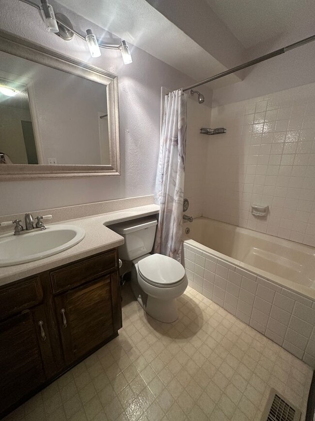 Building Photo - 2 bedroom Condo nearby Cherry Creek