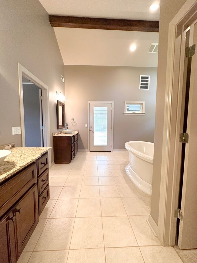 Building Photo - 3 Bedroom House: Walking Distance to Campu...