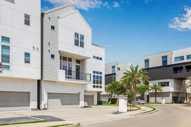 Building Photo - 5904 E Post Oak Ln