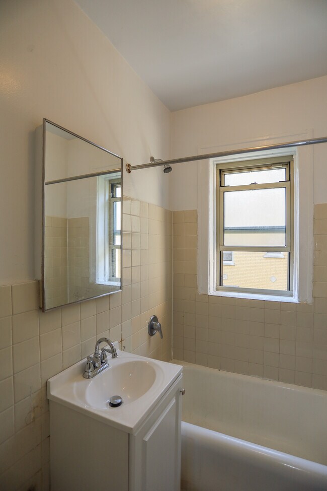 Building Photo - 1624 W Lunt Ave