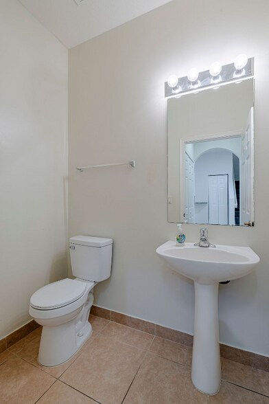 Building Photo - 805 Middleton Dr SW