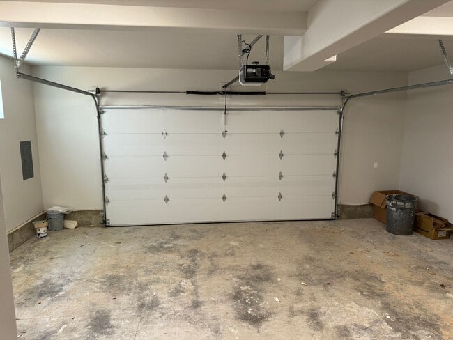 Building Photo - New 4 Bed / 2.5 Bath Duplex! $500 Amazon G...