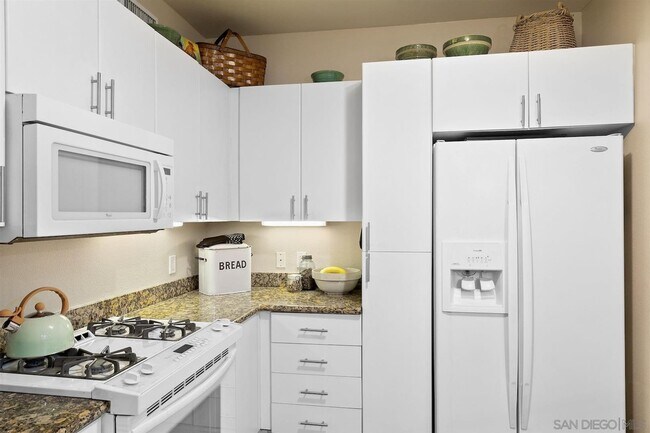 Building Photo - Stylish 3-Bedroom Ground Floor Unit in the...