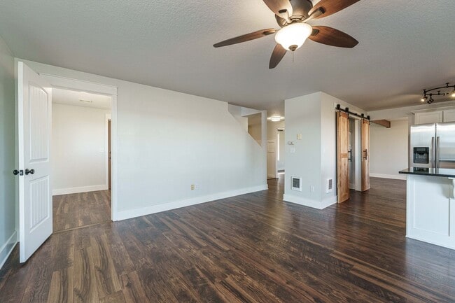 Building Photo - 4 Bedroom 2.5 Bathroom With Large Fenced B...