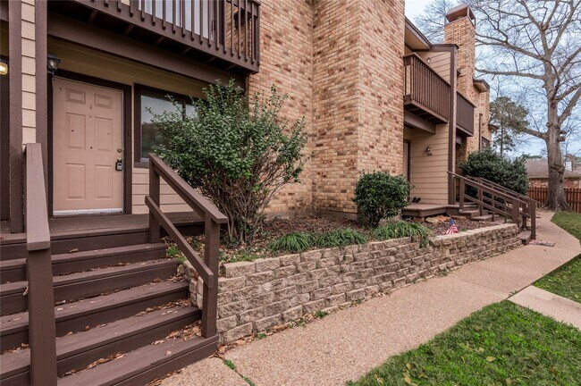 Building Photo - 2521 Crosstimbers Dr