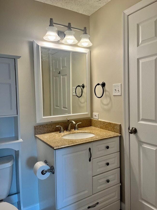 Building Photo - Charming 2 Bedroom/2 Bathroom in Laurel Valley!