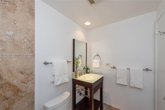 Building Photo - 1408 Brickell Bay Dr