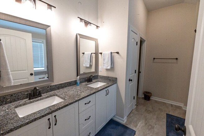Building Photo - 4 Bedroom 3 Bathroom Ranch