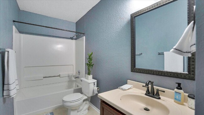 Building Photo - "Charming 3-Bedroom Home with 2 Full Baths in New Braunfels – 1,425 Sq Ft of Comfort on Cherokee ...