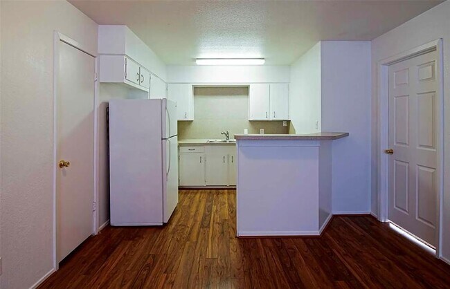 Building Photo - 1512 Broadmoor Dr