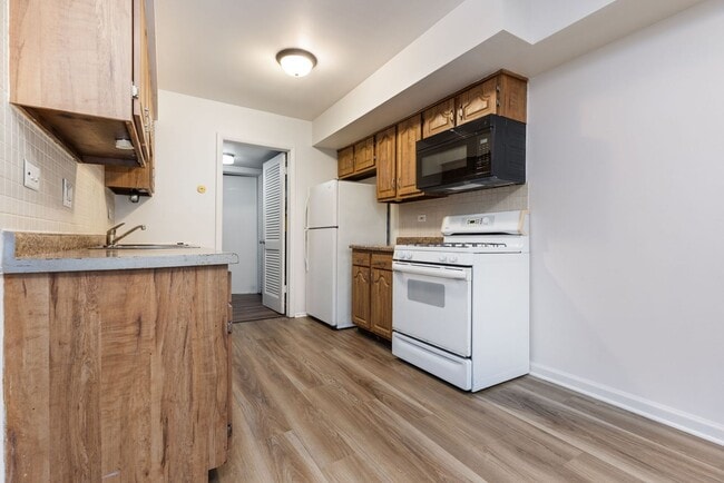 Building Photo - 1353 Kingsbury Dr