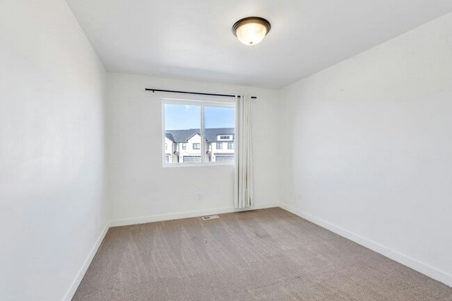 Building Photo - 923 S 950 W