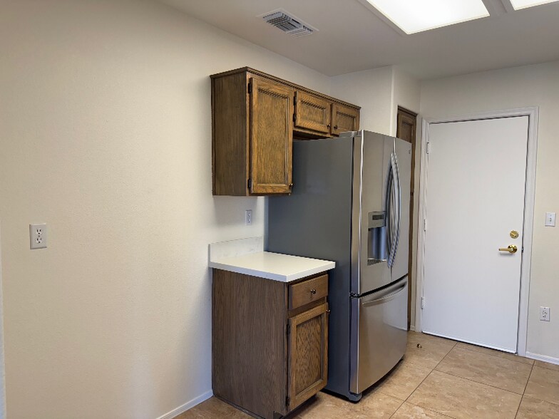 Building Photo - 10065 Hemet Dr