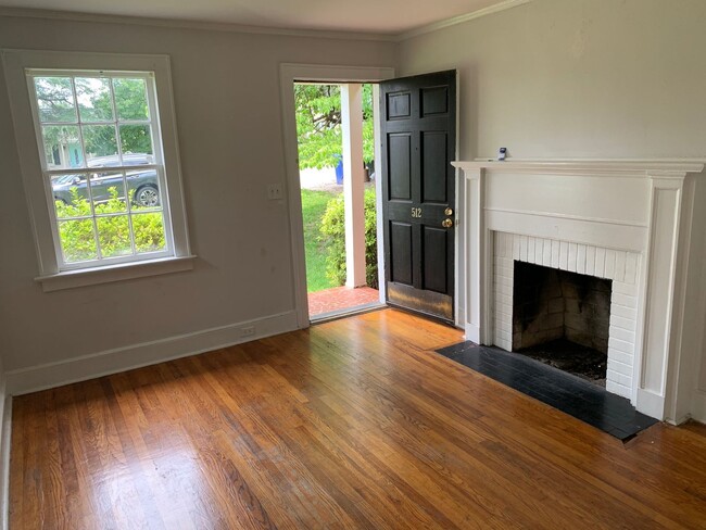Building Photo - 2 Bed, 1 Bath in Rosewood | Available Late August