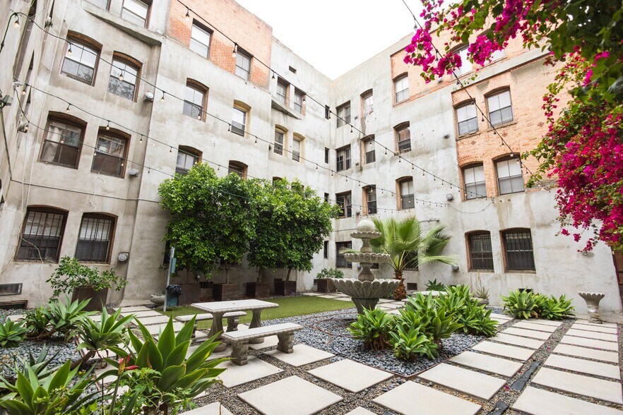 Building Photo - 357 S Alvarado St