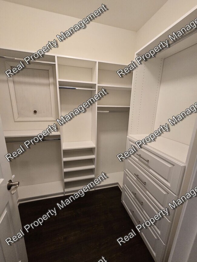 Building Photo - Four Bedroom Crown Point Beauty
