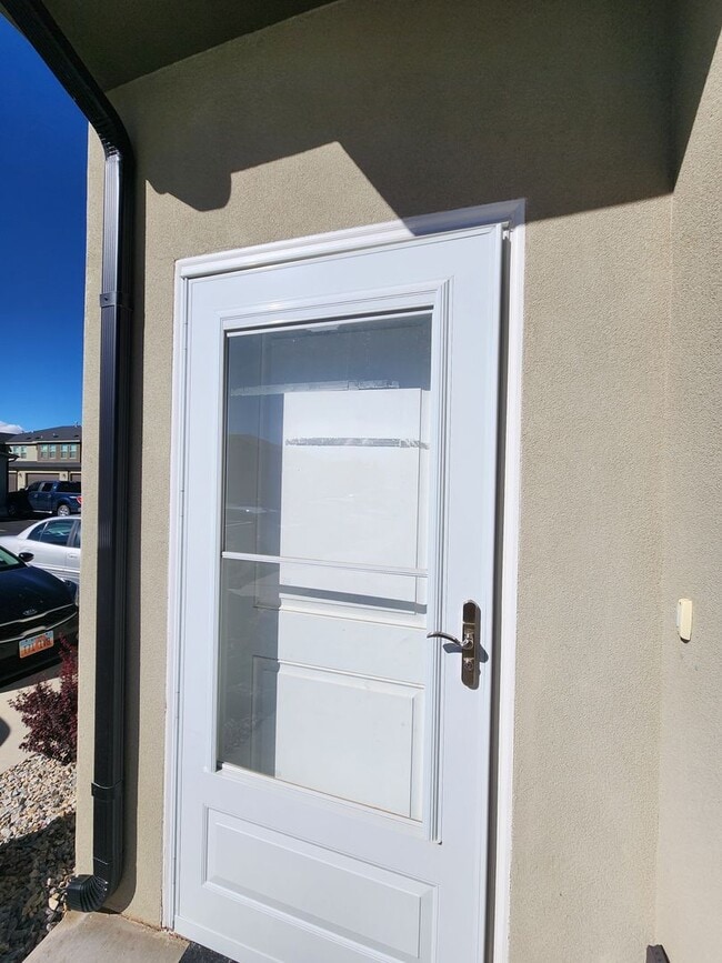 Building Photo - Beautiful Modern Townhome with Spacious La...