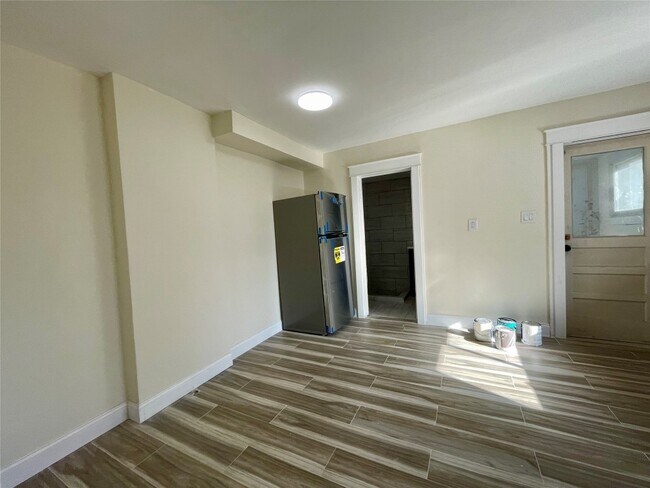 Building Photo - 417 Adams Ave