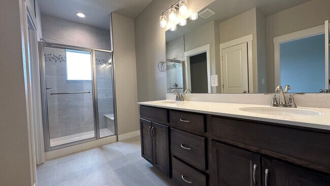 Building Photo - Great Townhouse in Windsor