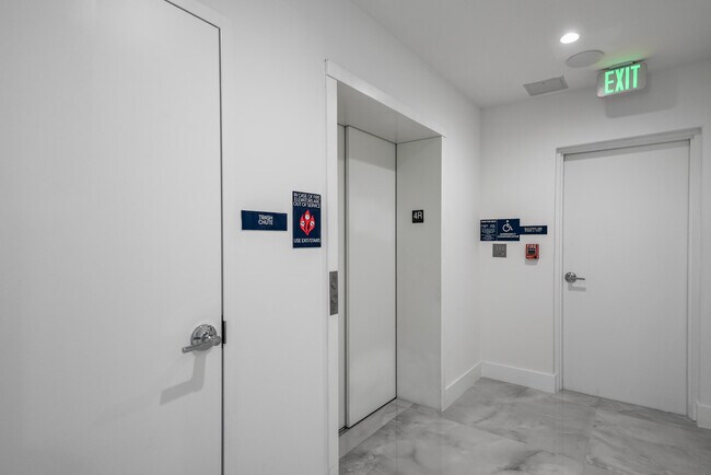 Building Photo - 485 E Royal Palm Rd