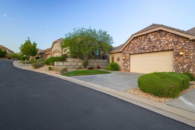 Building Photo - 1922 N Pebble Beach Dr