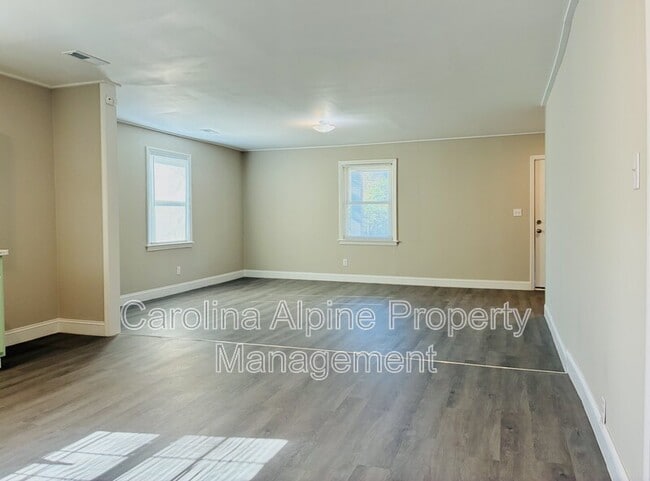 Building Photo - 613 Legrand St