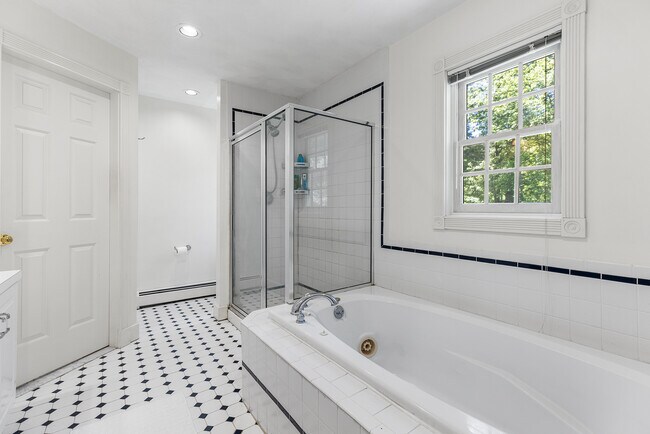 Building Photo - 160 Woodland Mead